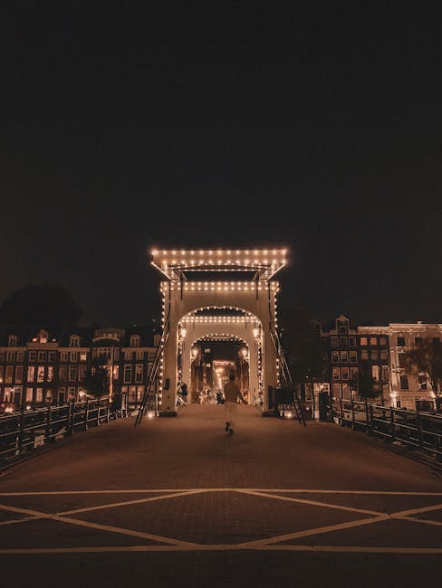Magere Brug verlicht ’s nachts
