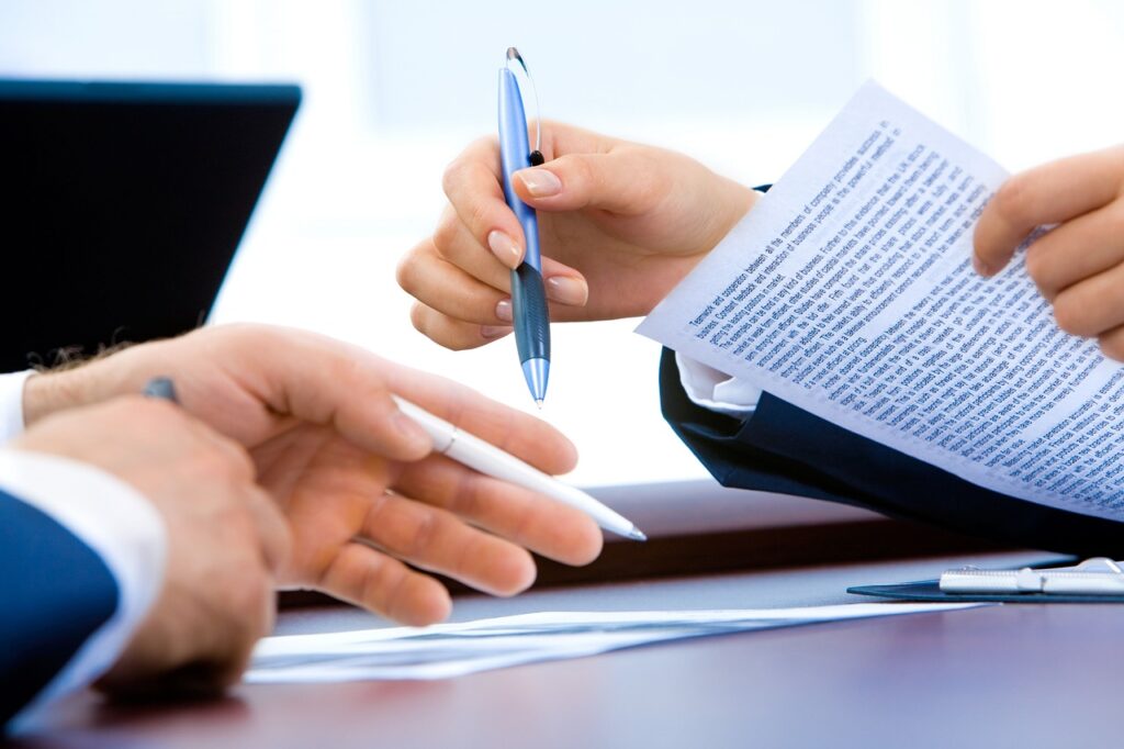 Ondertekening huurcontract met pen op tafel