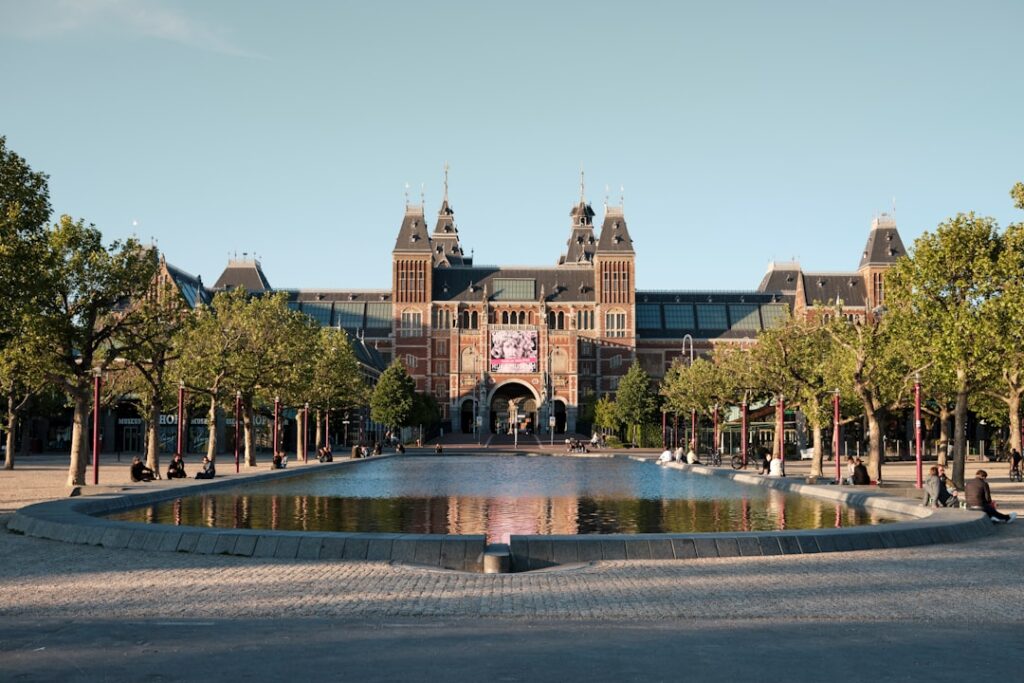 Voorgevel van het Rijksmuseum aan het Museumplein in Amsterdam bij daglicht