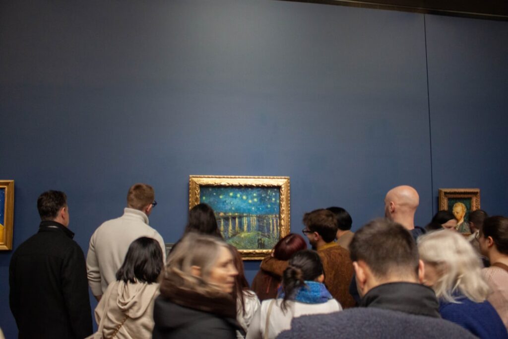 Bezoekers in de tentoonstellingszaal van het Van Gogh Museum