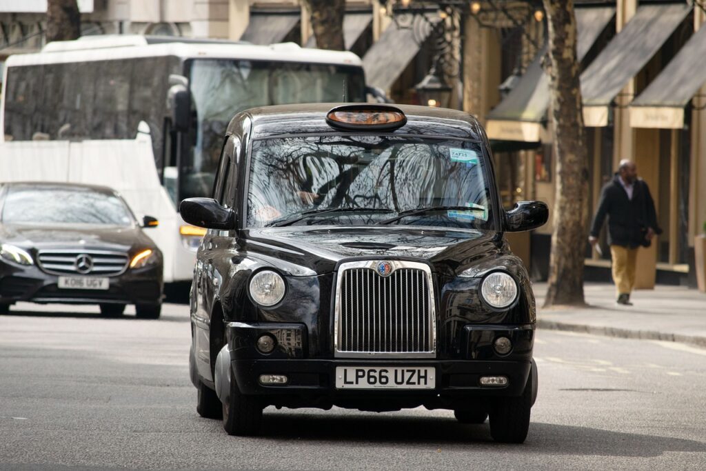 Black Cab wartet nachts in London