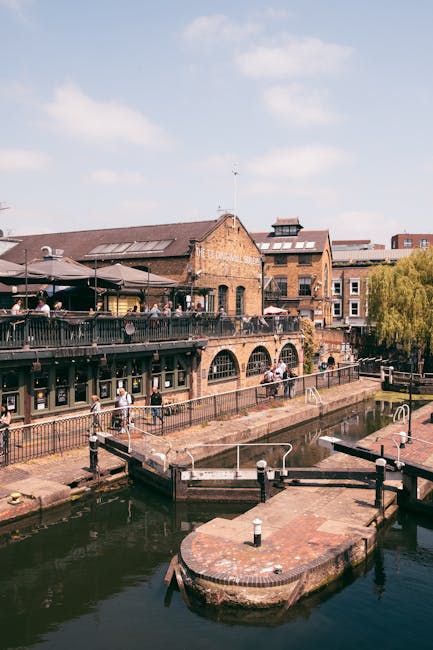 Camden Market entlang des Kanals mit Ständen