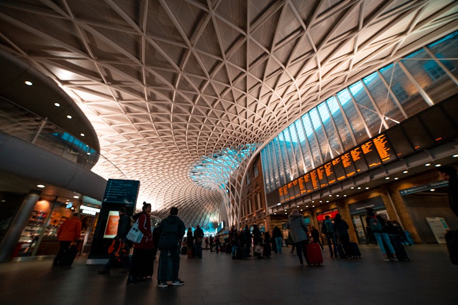 Haupthalle von King's Cross Station mit Reisenden