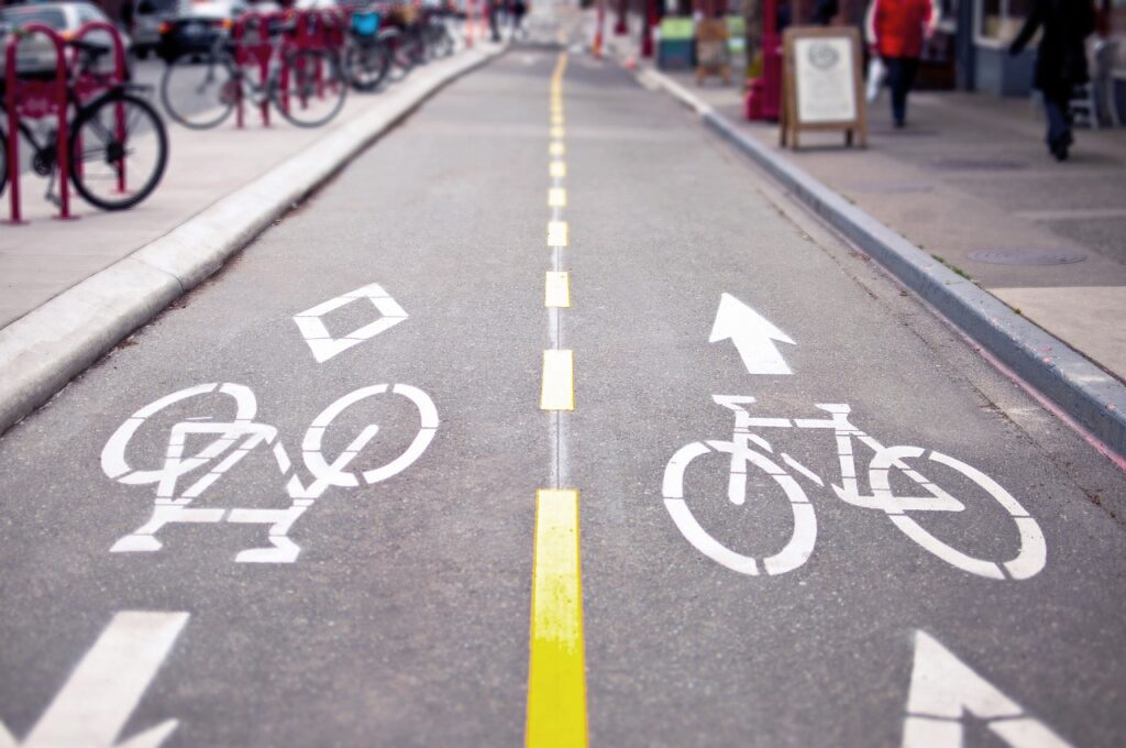 Fahrradspur in London mit Pendler auf dem Rad