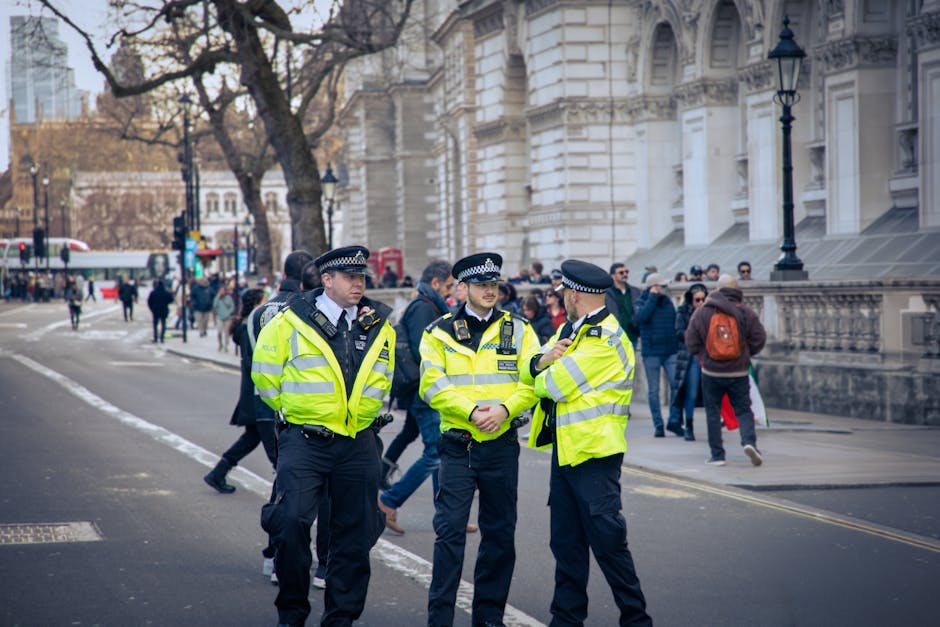 Polizeibeamte patrouillieren in einer Londoner Straße