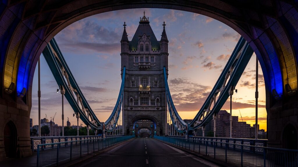 Tower Bridge bei Sonnenaufgang über der Themse