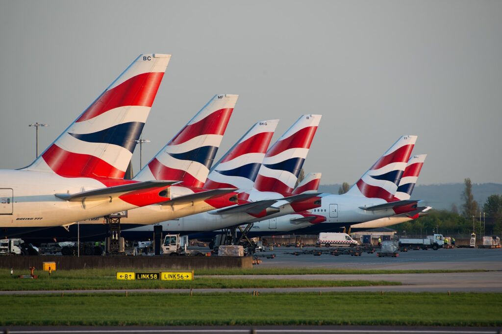 Schlange schwarzer Taxis vor dem Heathrow-Terminal