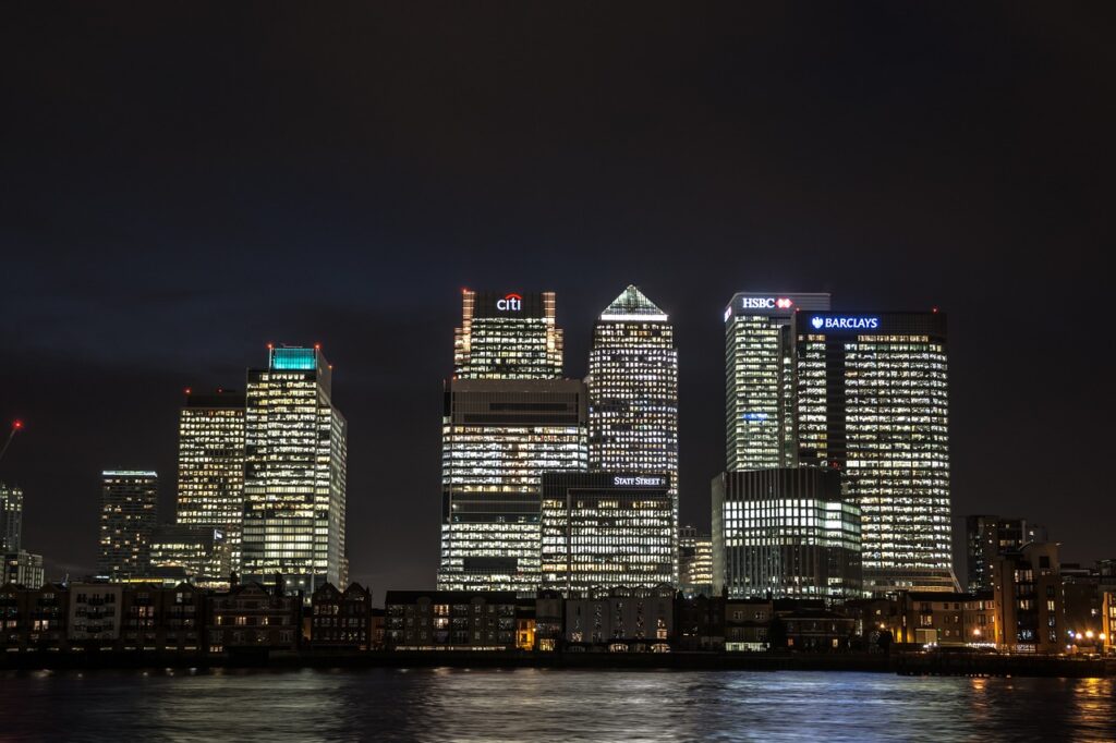 Canary Wharf mit modernen Glaswolkenkratzern