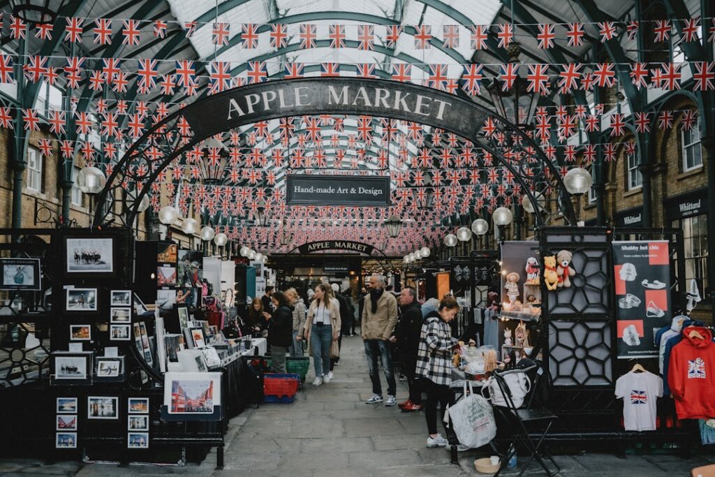 Belebter Covent Garden mit Straßenkünstlern und Marktständen