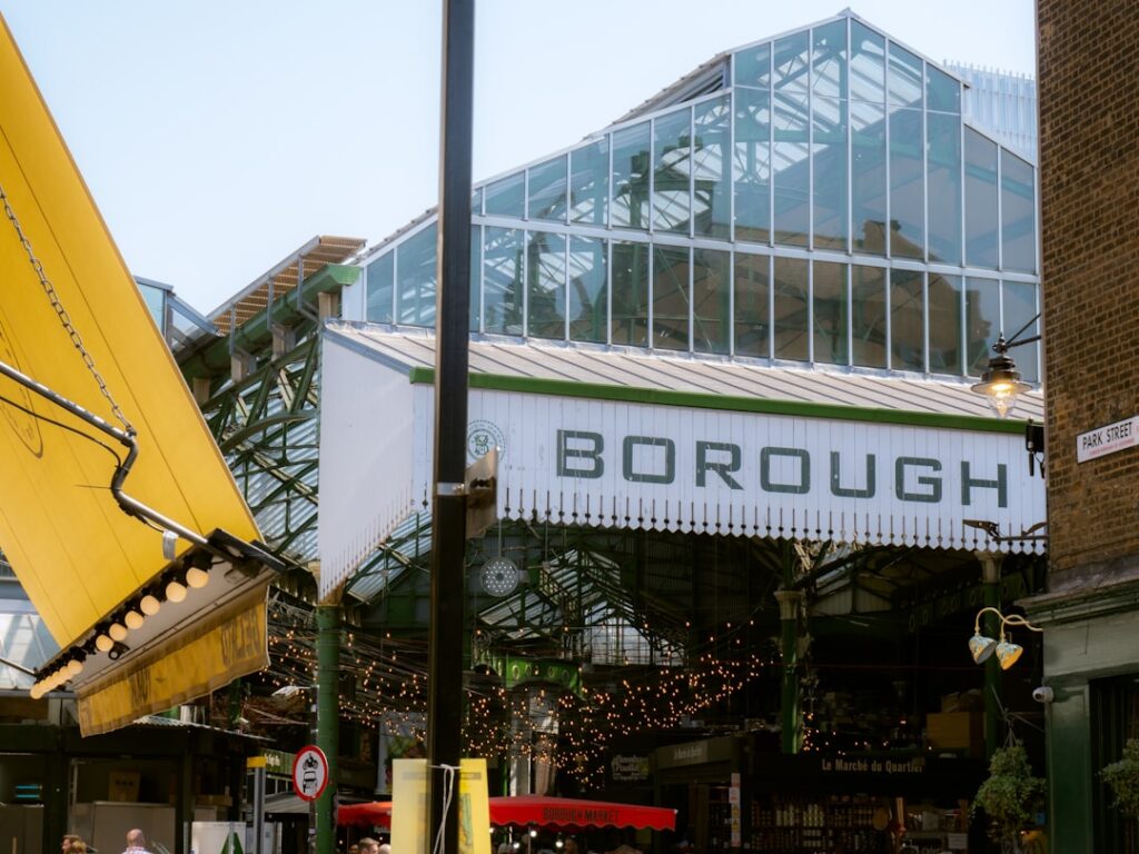 Straßenmarkt und Essensstände in Borough Market, London