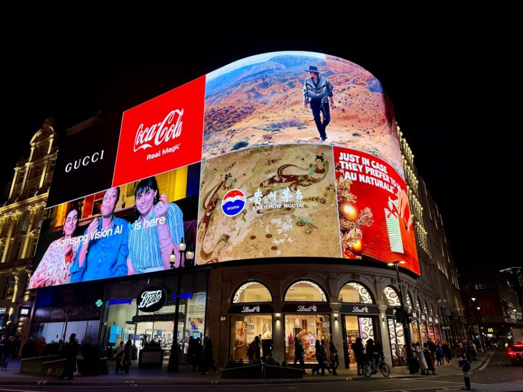 Piccadilly Circus bei Nacht mit Leuchtreklamen