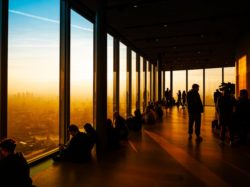 Besucher auf der Aussichtsplattform des The Shard bei Sonnenuntergang