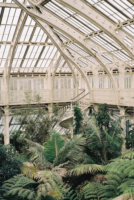 Interieur van een Victoriaanse kas met tropische planten