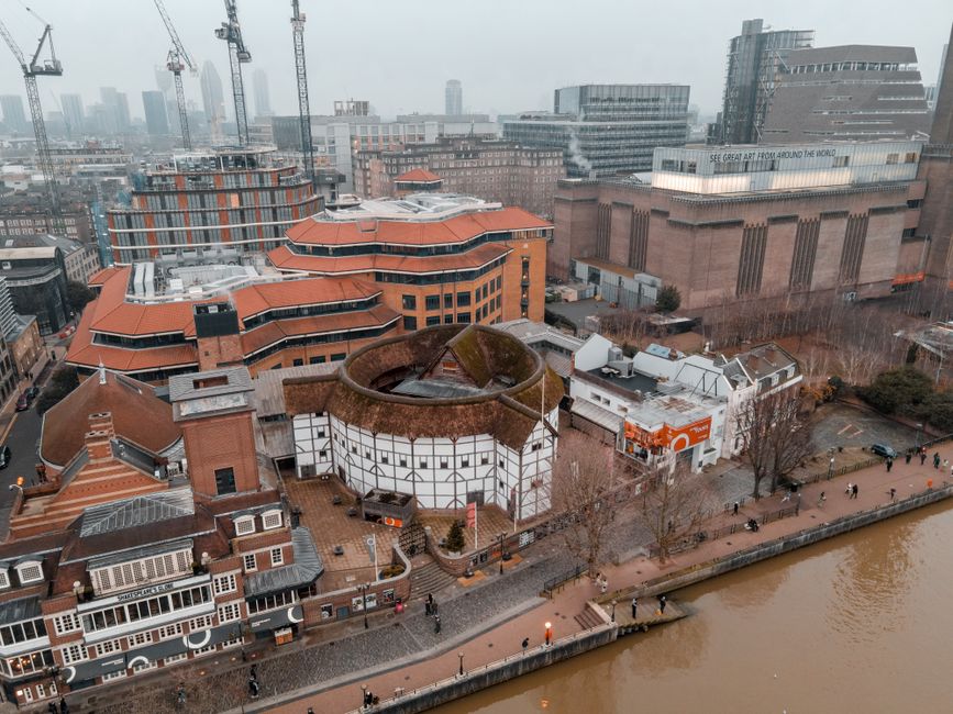 Publiek vertrekt ’s avonds vanaf het Globe langs de Theems