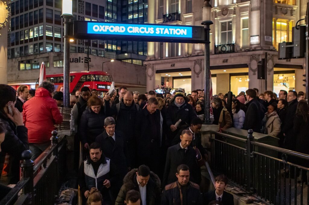 drukke ingang van een tube op Oxford Street