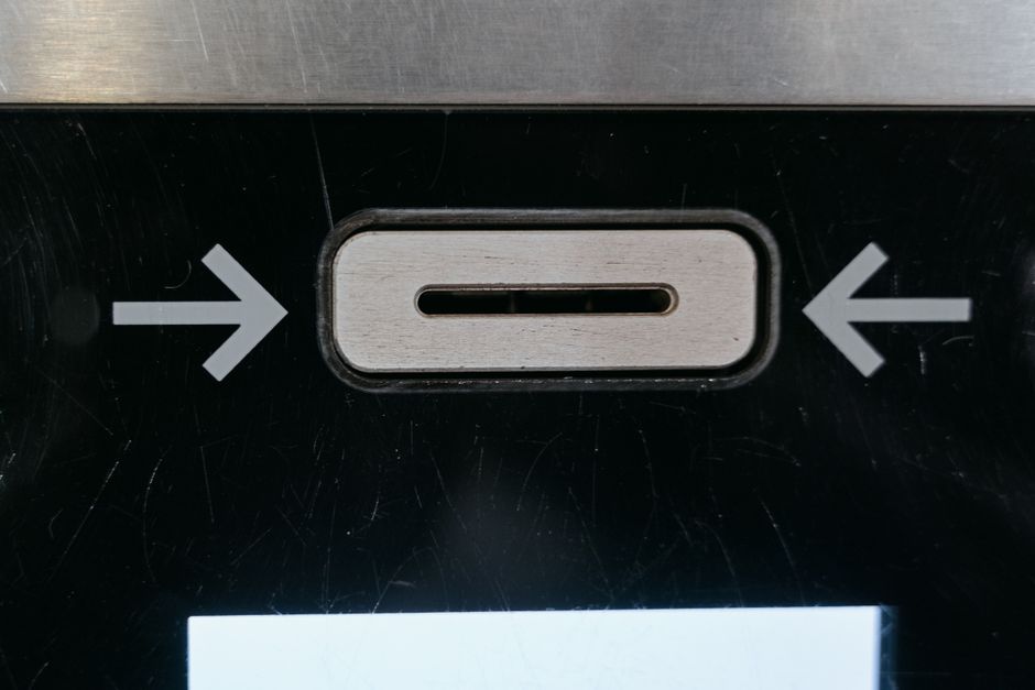 Primo piano di un messaggio d’errore su un lettore della metropolitana