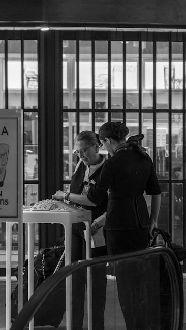 Banco assistenza clienti in una stazione della metropolitana di Londra con personale che aiuta un viaggiatore