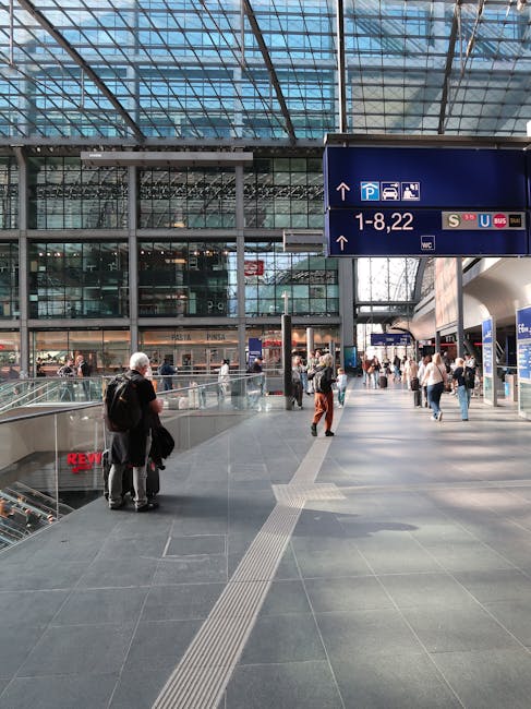 hal van Gatwick station met treinaanduiding