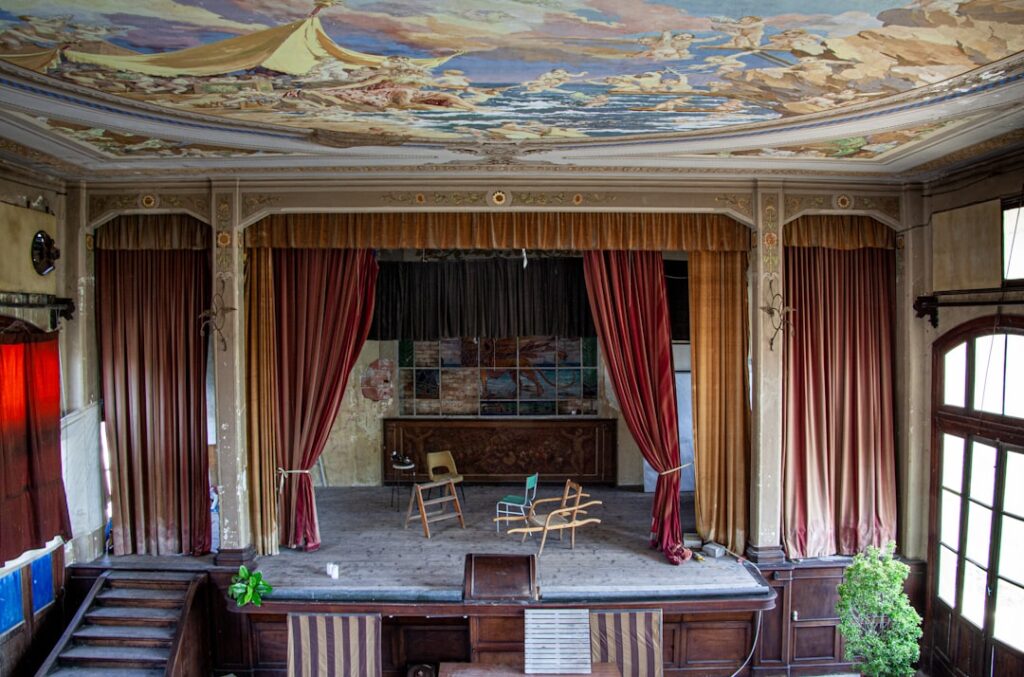 Interieur van het Globe met houten toneel en publieksperspectief