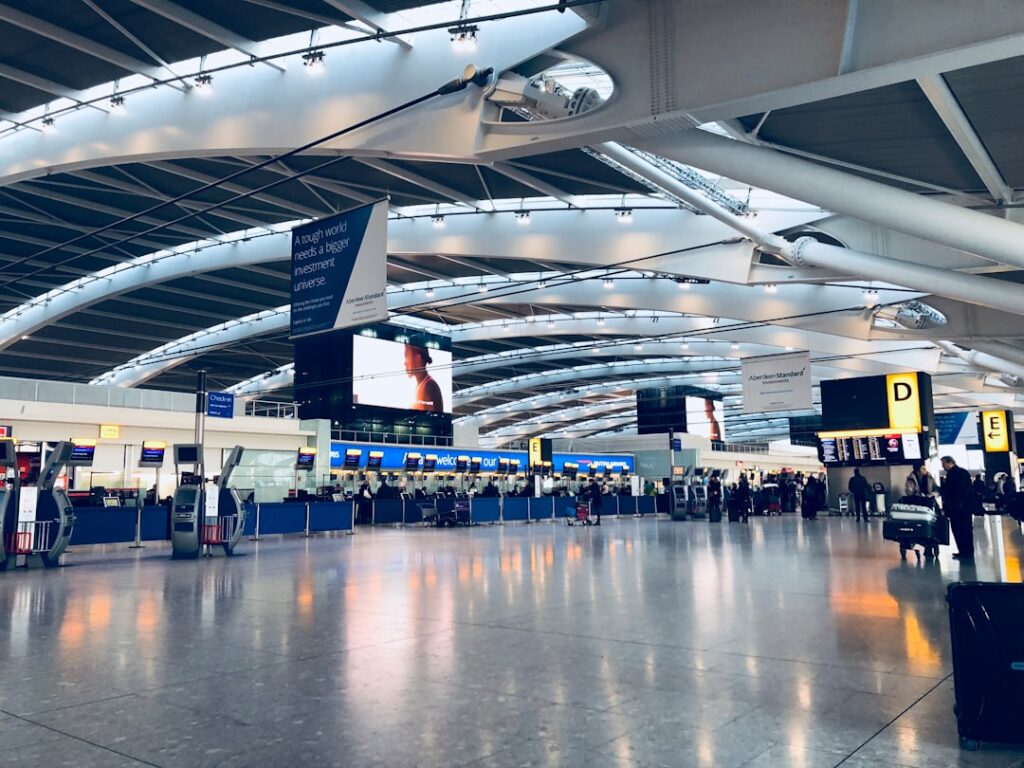 Hall arrivi Heathrow Terminal 5 con indicazioni