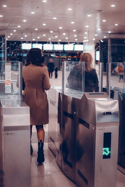 reiziger bij kaartautomaat op Heathrow