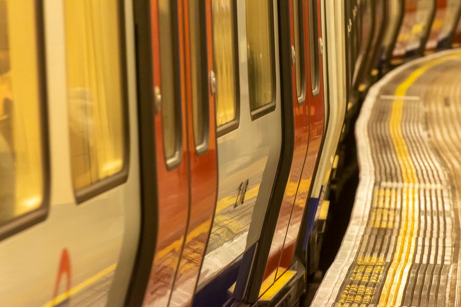 Veduta della città di Londra dalla finestra di un treno della Jubilee Line