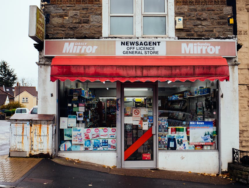 Vetrina di un newsagent con il logo PayPoint per ricariche Oyster