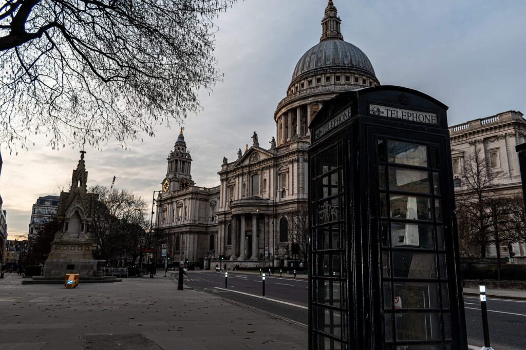 Travel Information Centre di Londra con personale disponibile al banco