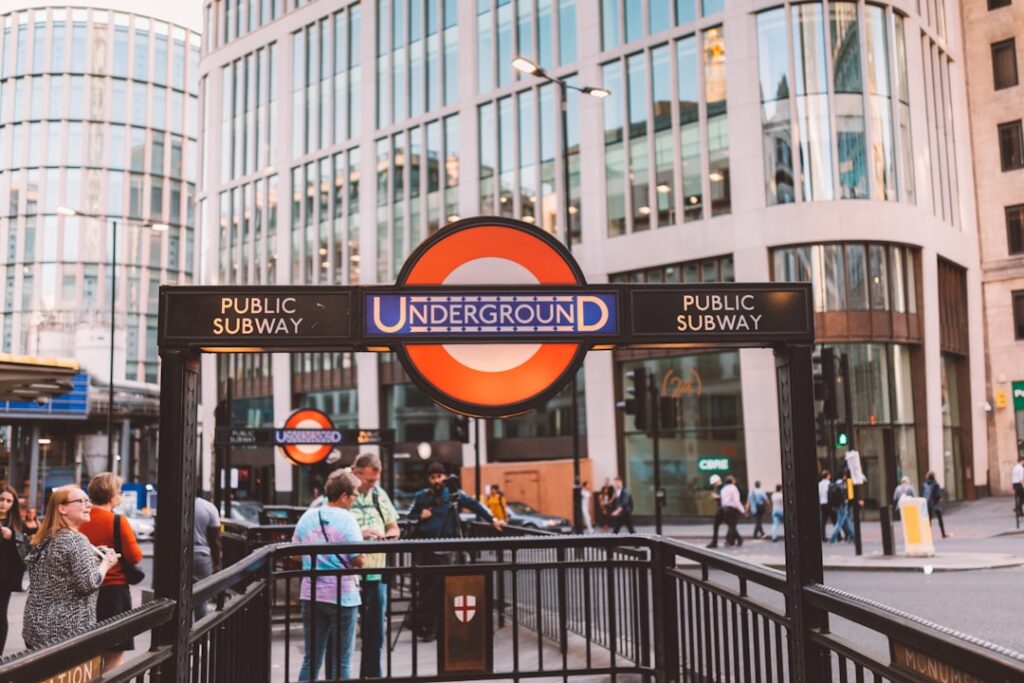 Tornelli della metropolitana di Londra con passeggeri in uscita