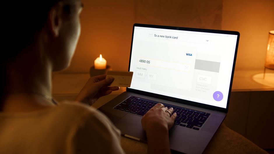 Online ticket aankoop voor het Globe Theatre op een laptop