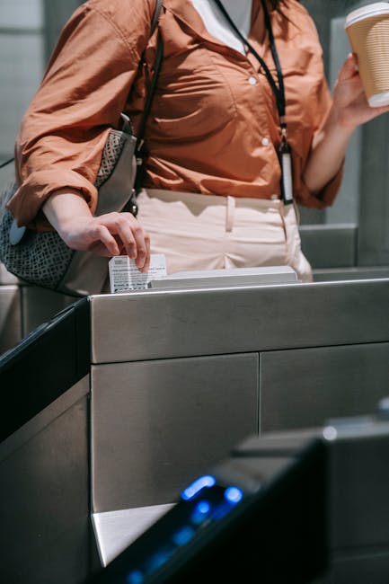 reiziger tapt contactloze kaart bij metropoortje