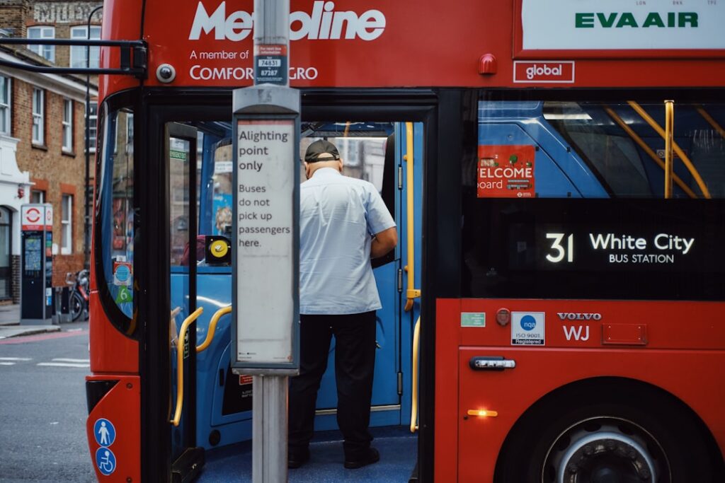 Passeggero che convalida la Oyster salendo su un bus londinese