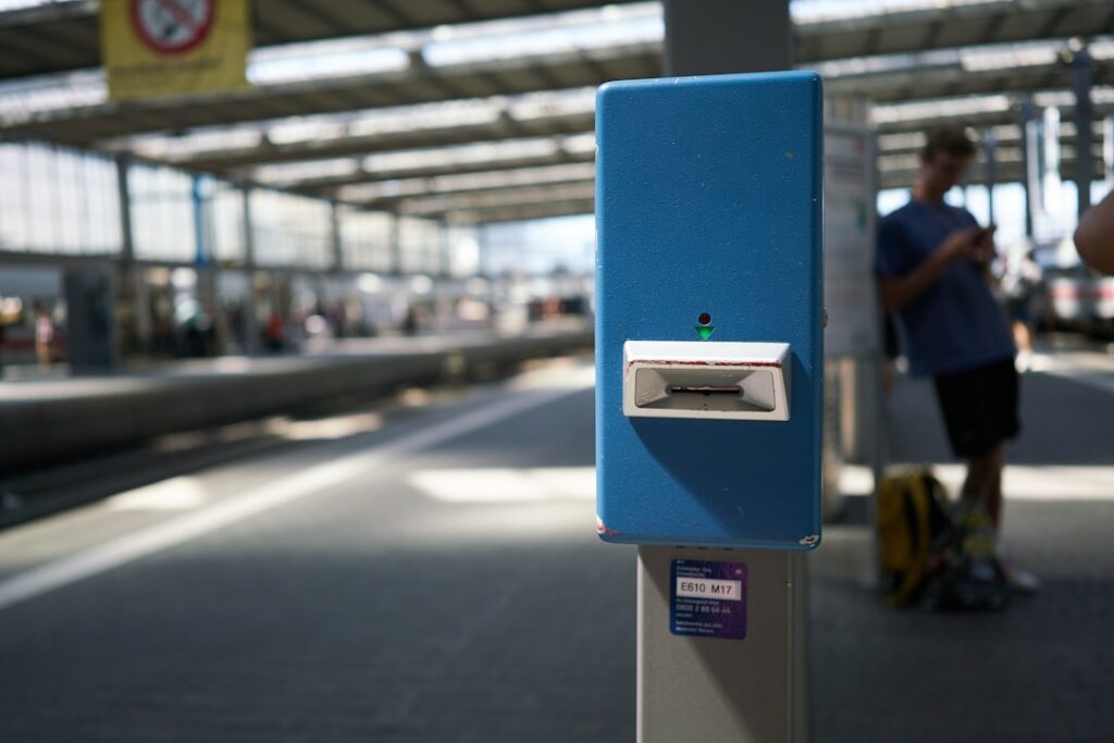 toerist controleert Oyster-saldo bij automaat