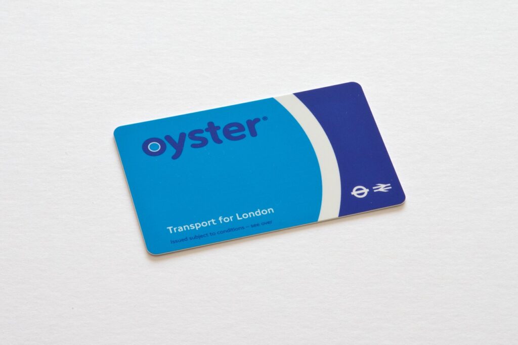 Turista che acquista una Oyster al banco biglietti in aeroporto