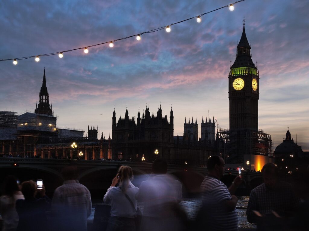 turyści spacerujący po moście Westminster