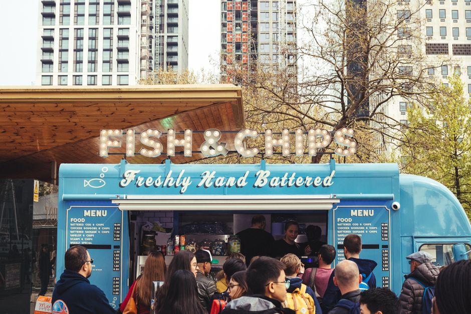 Mittagspublikum bei Fish & Chips Streetfood auf der Brick Lane