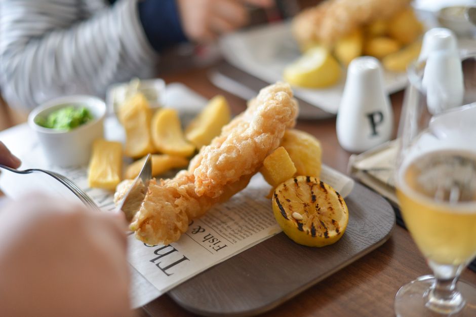 Teller mit Fish & Chips im Golden Hind, Marylebone