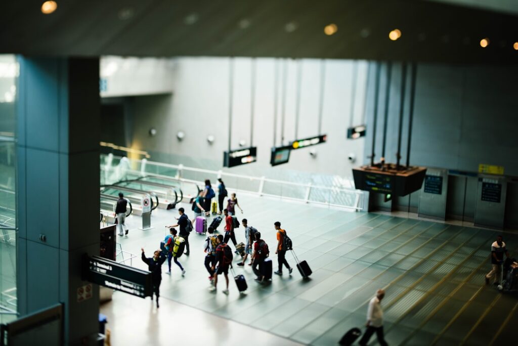 Hall degli arrivi di Heathrow con passeggeri in transito