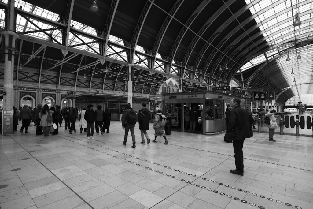 Interno della stazione di Paddington con pendolari al mattino