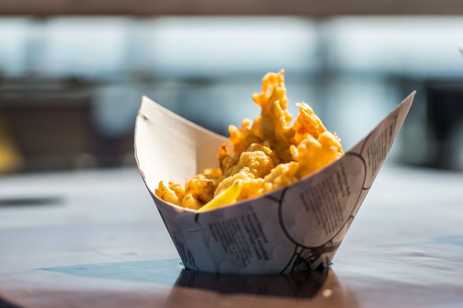 Fish & Chips in einer braunen Papiertüte zum Mitnehmen