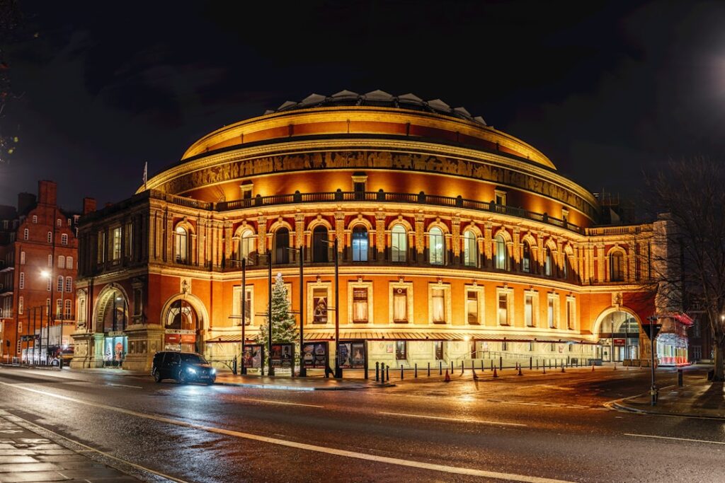 Esterno del Royal Albert Hall illuminato di sera