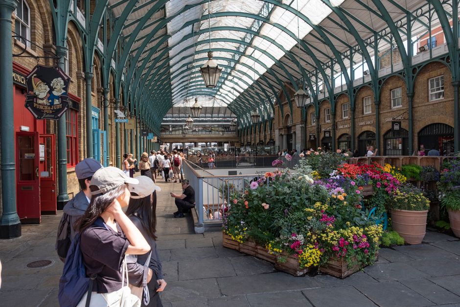 Covent Garden street performers under the glass-roof market