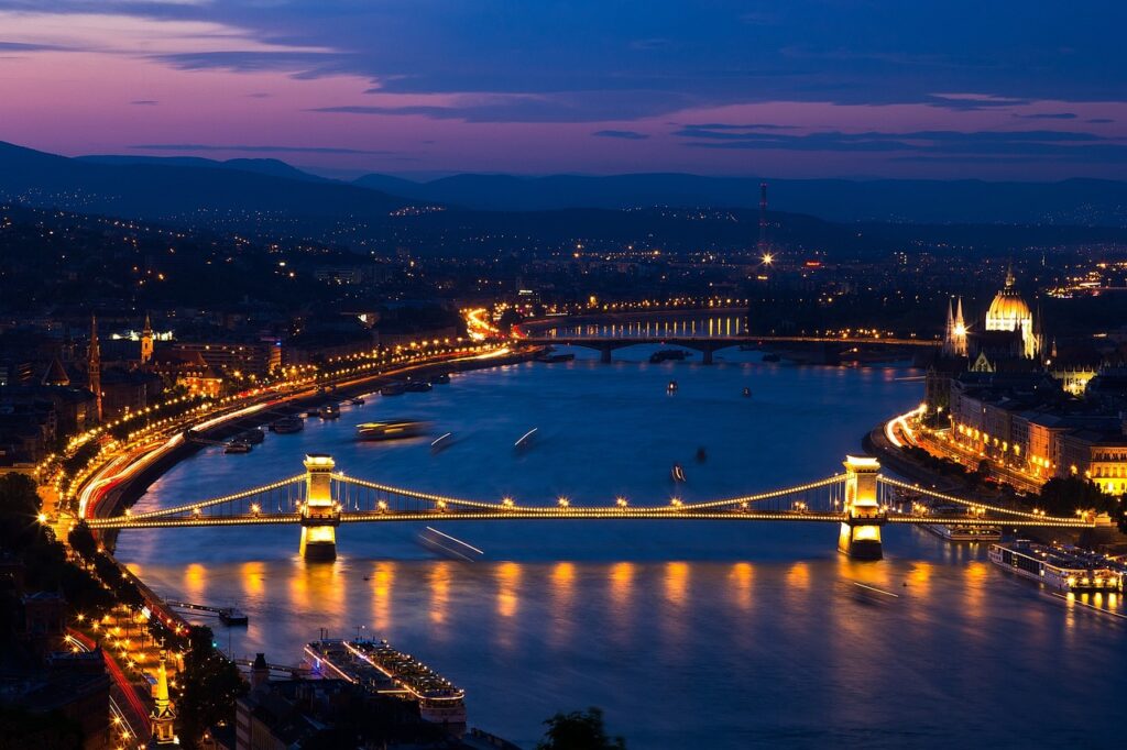 Crociere serali sul Danubio con ponti illuminati