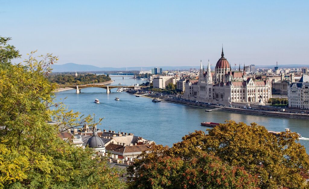 Panorama di Budapest al tramonto sul Danubio