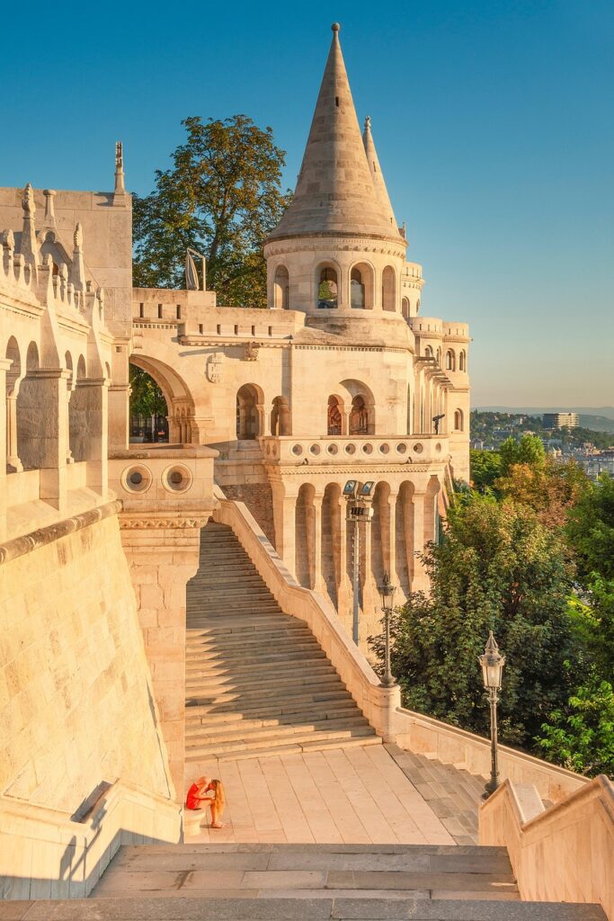 Fisherman's Bastion in autunno durante l'ora dorata
