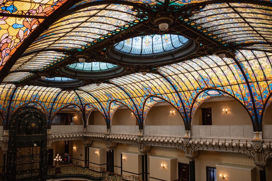 Interno in stile Art Nouveau con vetrate