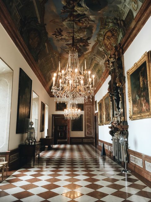 Interno storico della galleria del Castello di Buda con soffitto decorato