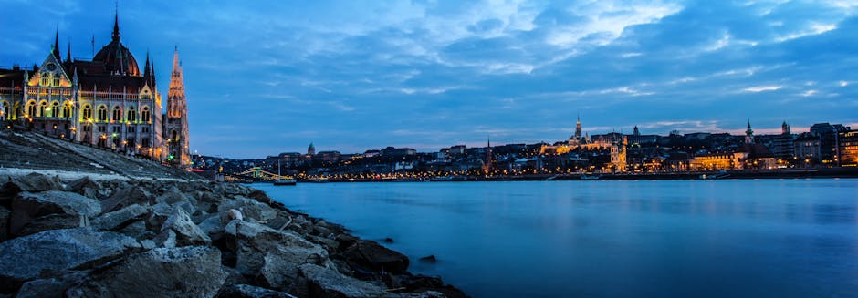 Panoramablick auf die Budaer Burg vom Donauufer