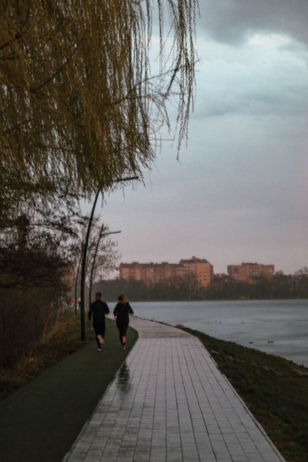 Margareteninsel Park, Jogger und Ufergärten