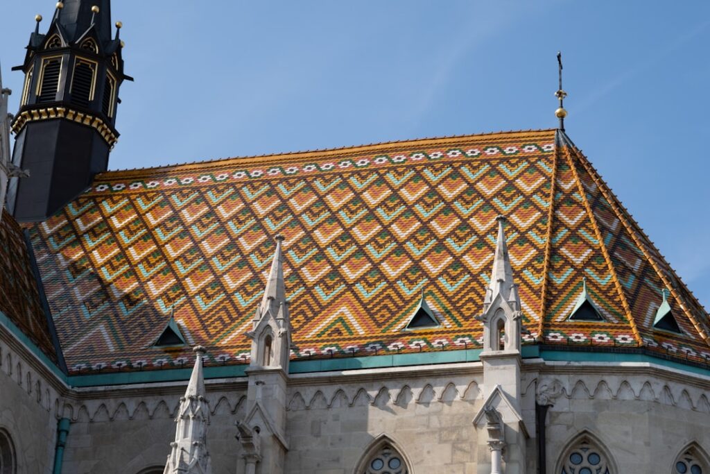 Matthiaskirche reich verzierte Innenansicht mit Deckenornamenten